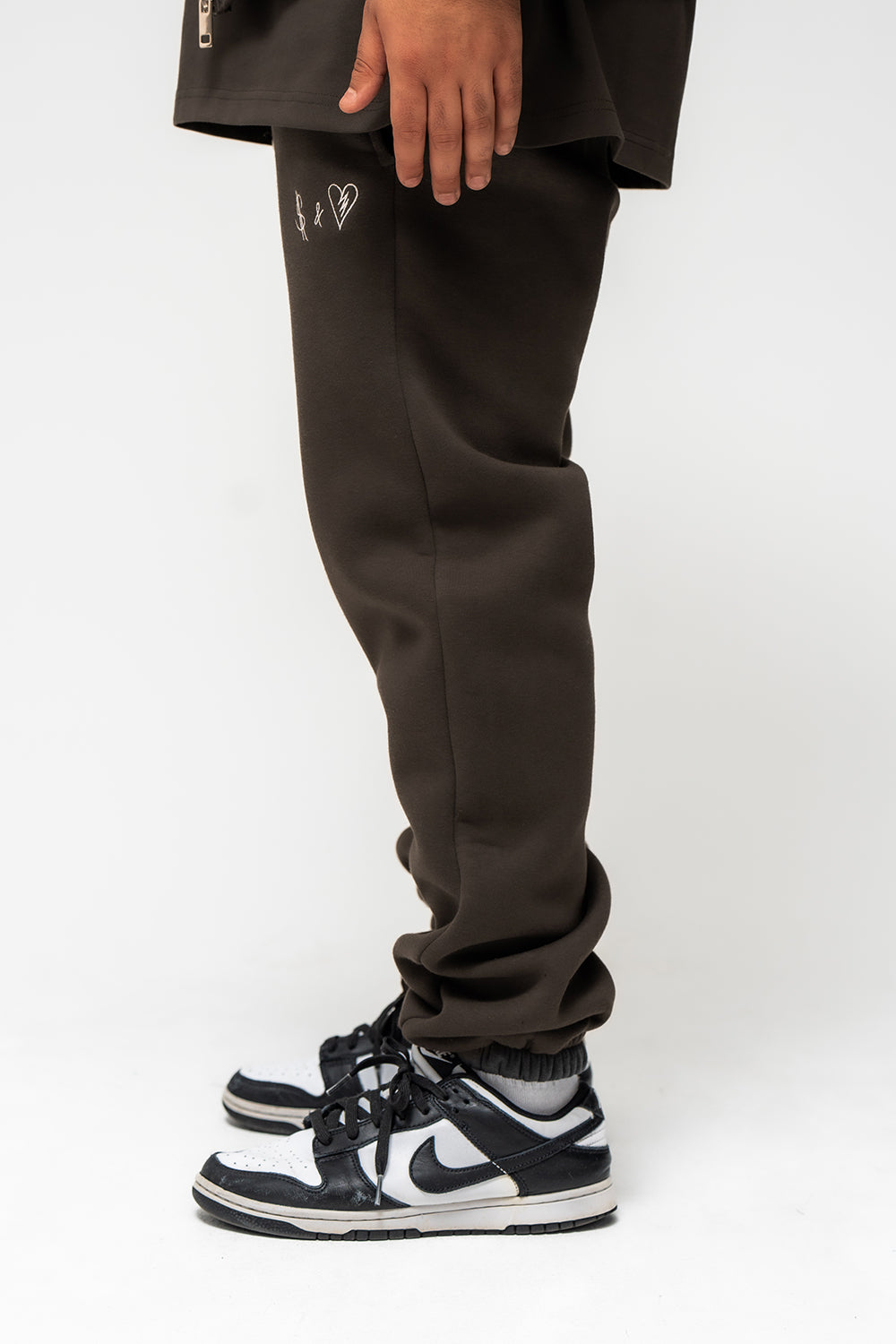 Basic Jogger Dark Brown Logo