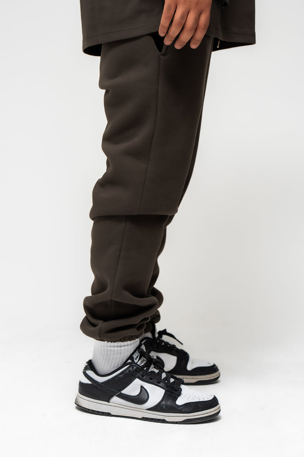 Basic Jogger Dark Brown Logo