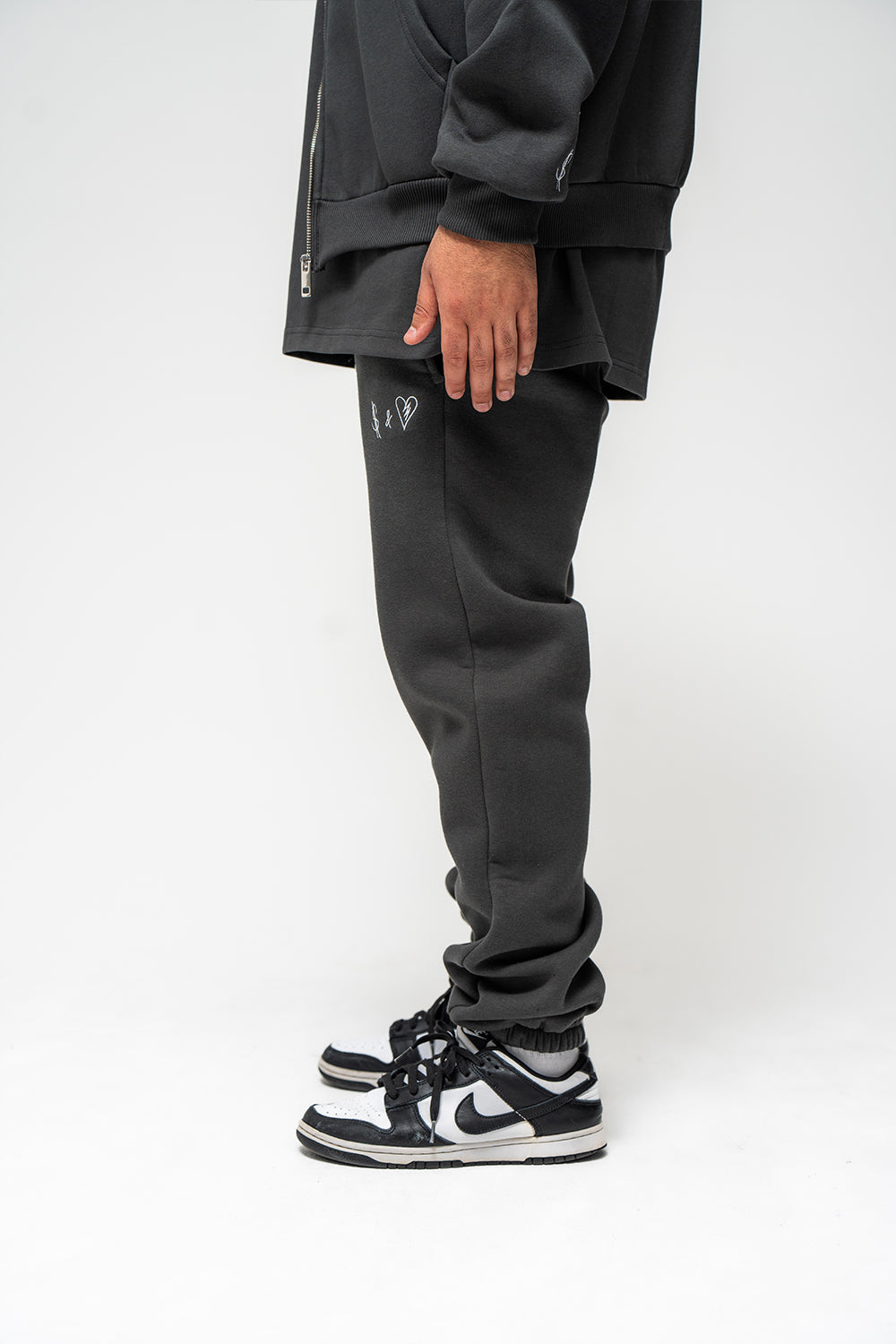 Basic Jogger Dark Grey Logo